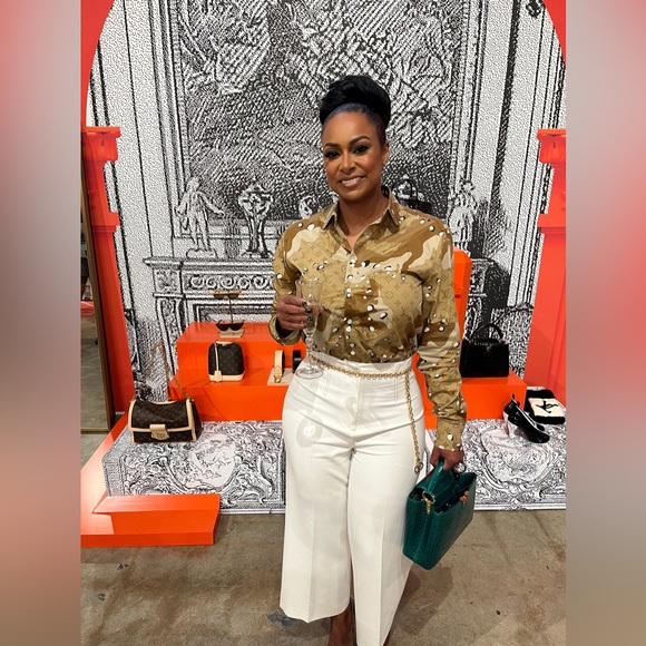 Authentic LV Paper Shopping Bag - Measurements 23” x 10” x 17.5” - Picture 8 of 10